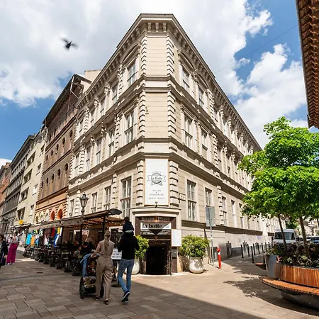 Szerb Boutique - Location, By Bqa Alojamento de Acomodação e Pequeno-almoço 3*
